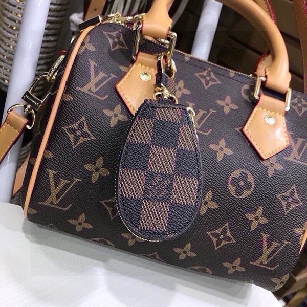 ブランドキーホルダー角部分ディテール